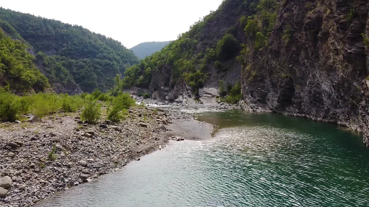 흐린 날 이탈리아 산에서 강과 자연을 촬영한 영화 같은 드론