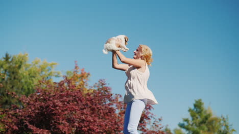 Frau-Springt-Mit-Einem-Welpen