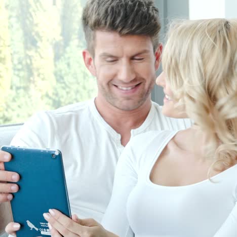 pareja feliz usando panel táctil
