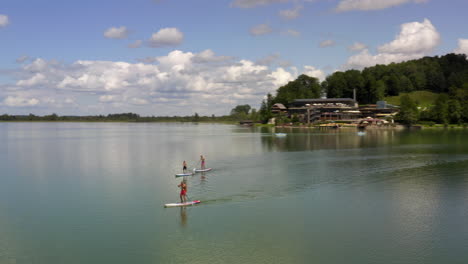 Stand-Up-Paddeln-Auf-Dem-Kochelsee-Bei-München,-Deutschland-Am-Rande-Der-Bayerischen-Alpen