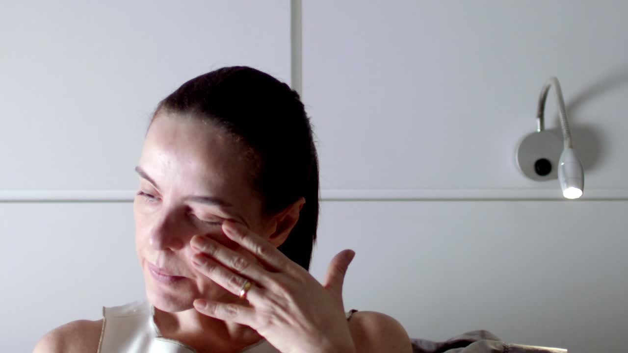 감정적이고 영혼이 없는 매력적인 여성은 깊은 생각에 빠져 있습니다.