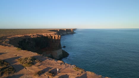 tomada de un dron de los acantilados de bunda, la gran bahía australiana, nullarbor, australia del sur