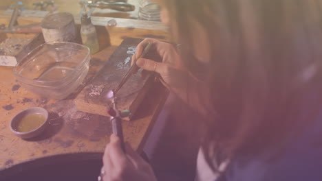 animación de una trabajadora caucásica reparando en un taller