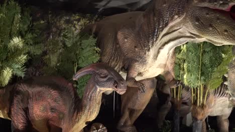 dinosaurios de tamaño natural en exhibición en un evento de jurassic quest