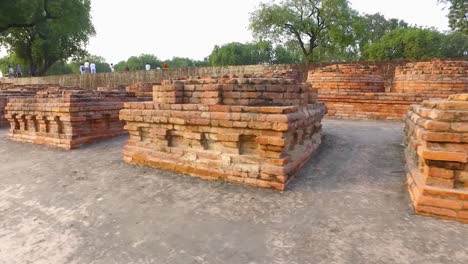 las antiguas ruinas del sitio arqueológico en sanarth, varanasi, india con cerca de pedestales de ladrillo.