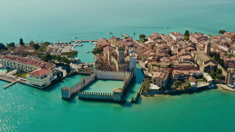 Drohnenschuss-über-Schloss-Sirmione,-Gardasee,-Italien