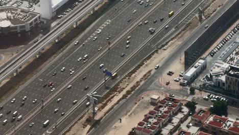 vista aérea de una carretera en una ciudad