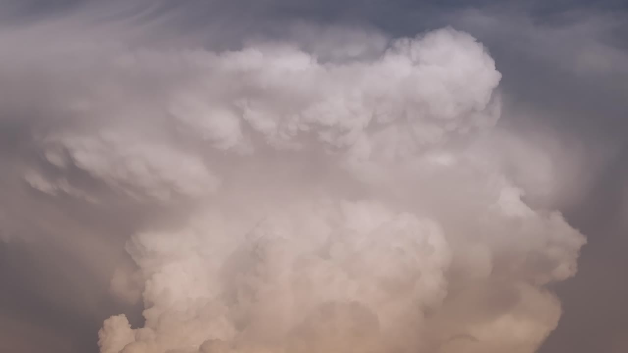 극적인 폭풍우 구름