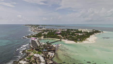 Isla-Mujeres-Mexico-Drone-V11-Aéreo-Sobrevuelo-Hermosa-Isla-Paradisíaca-Con-Famosos-Resorts-De-Arrecife-Mia,-Playa-De-Arena-Blanca-De-Playa-Norte-Y-Vistas-Del-Paisaje-Urbano-Central---Filmado-Con-Cine-Mavic-3---Julio-De-2022