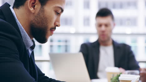 Imágenes-De-4k-De-Un-Hombre-De-Negocios-Usando-Su-Teléfono-Celular