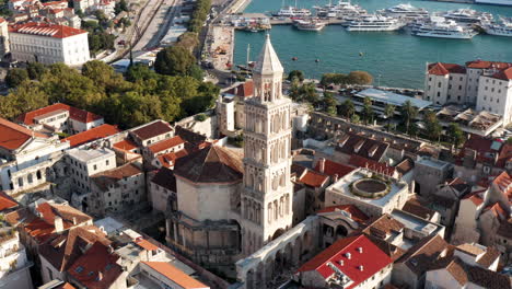 campanario de la catedral de san domnio en el centro de la ciudad de split, croacia