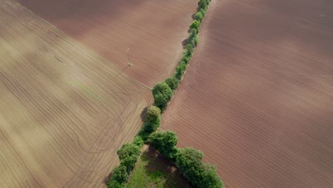 Schatten-Von-Wolken,-Die-Sich-über-Die-Oberfläche-Einer-Ländlichen-Landschaft-Und-Bewirtschafteter-Weizenfelder-In-Frankreich-Bewegen