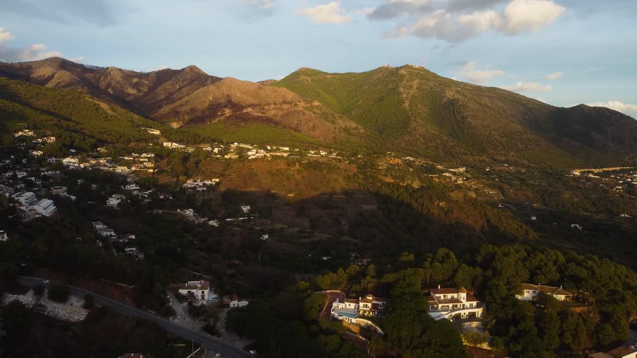 Montagne spagnole ed edifici bianchi della città di Mijas, vista aerea.