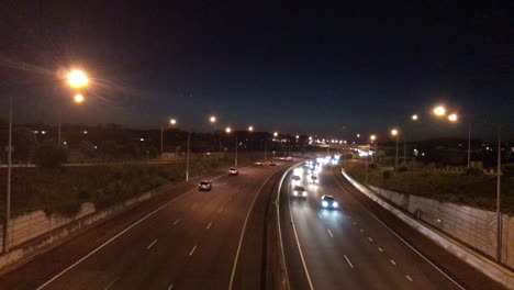 mucho tráfico en la autopista por la noche durante la hora azul en auckland nueva zelanda