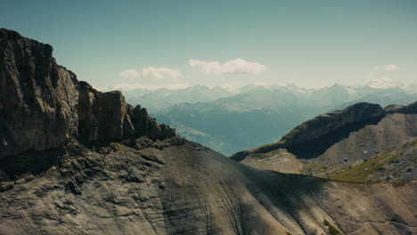 paisaje montañoso alpino
