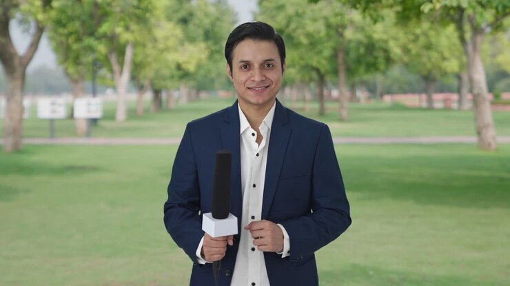 un feliz reportero indio sonriendo a la cámara