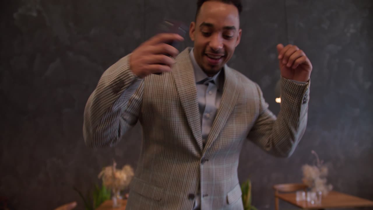 hombre bailando en un restaurante