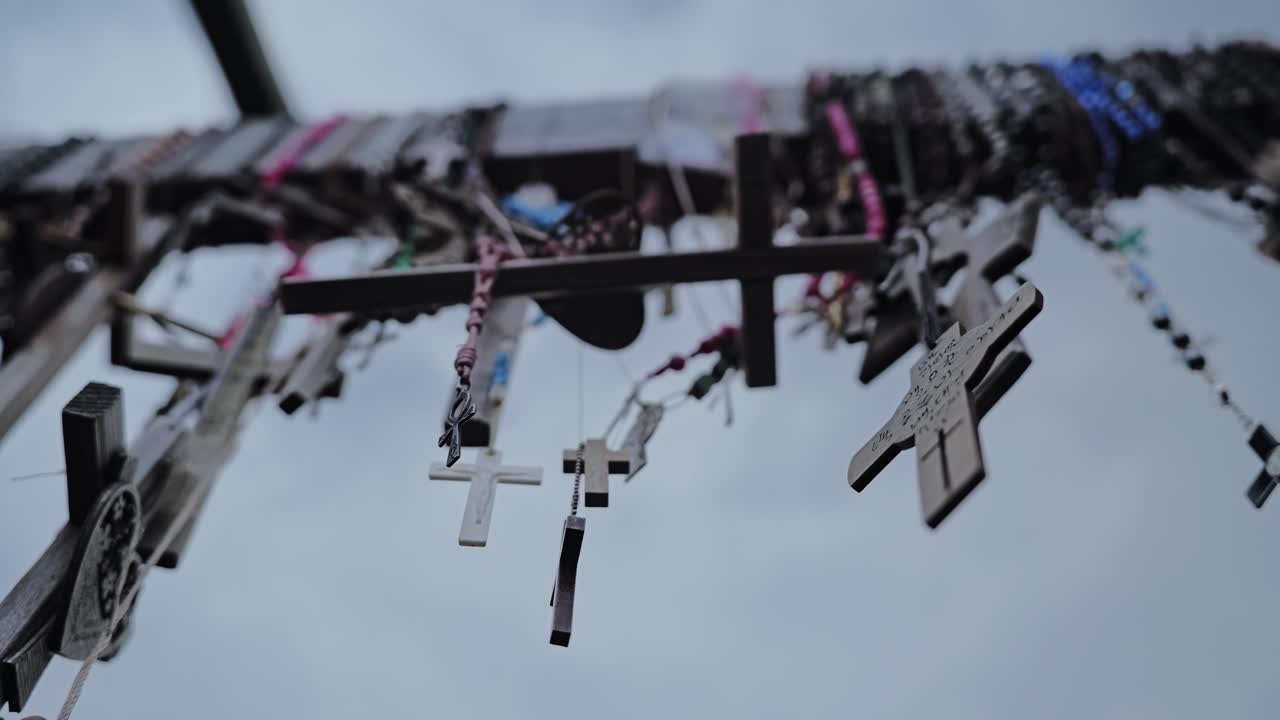 Video al rallentatore da terra che mostra delle croci che ondeggiano delicatamente nella brezza