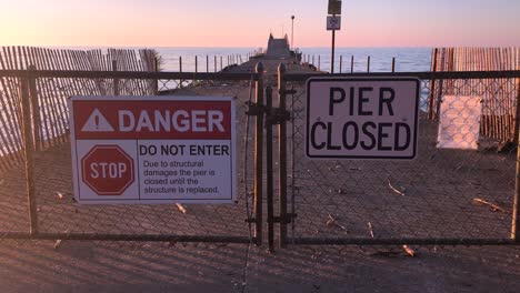 Pier-Geschlossen,-Anzeichen-Einer-Gefahr,-Wenn-Ein-Strand-Nicht-Sicher-Ist-Und-Verfällt