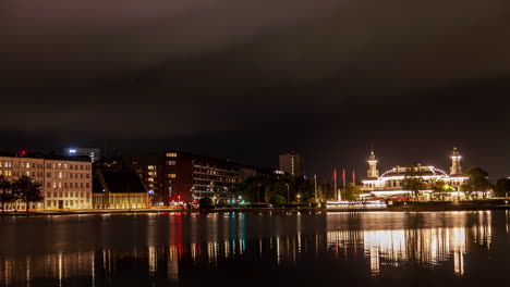 Timelapse-Del-Paisaje-Urbano-Nocturno-De-Copenhague-Con-Reflejo-De-Agua