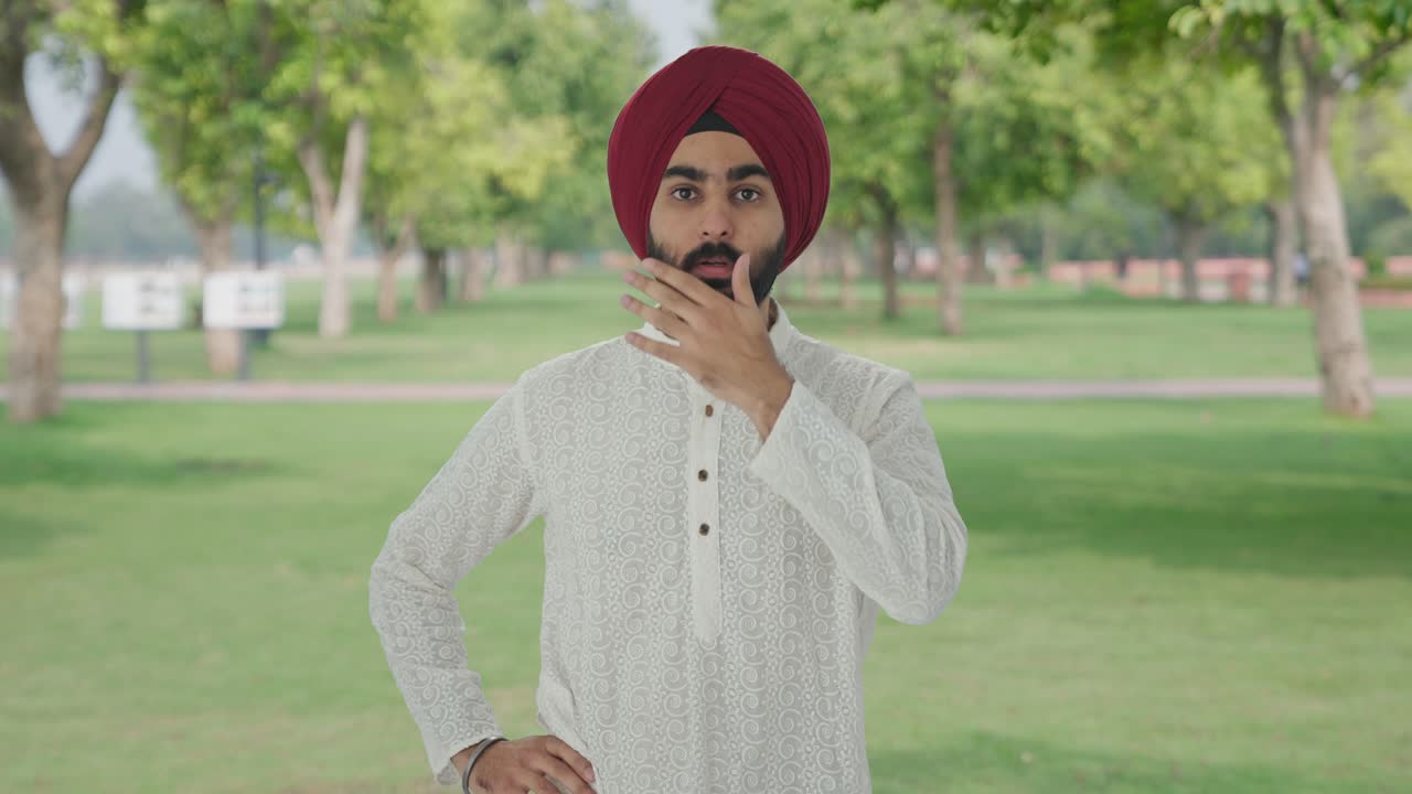 Uomo Sikh indiano sconvolto che riceve una notizia sconvolgente nel parco