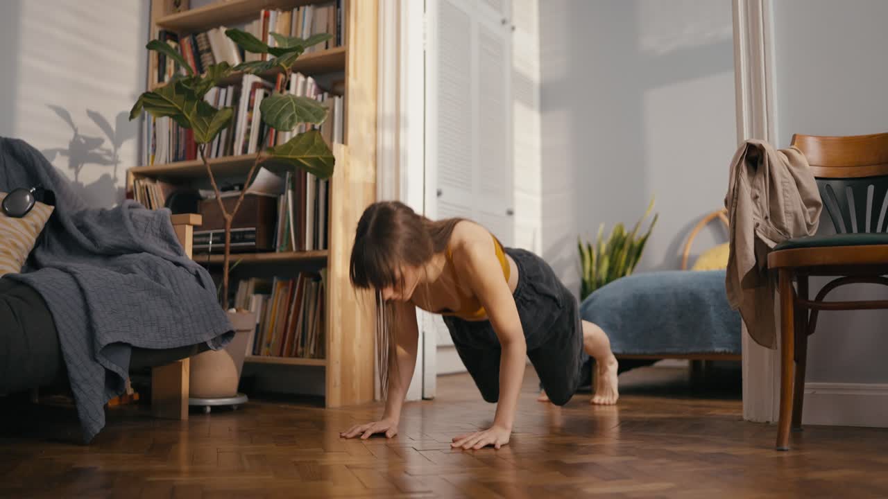 mujer practicando yoga en casa