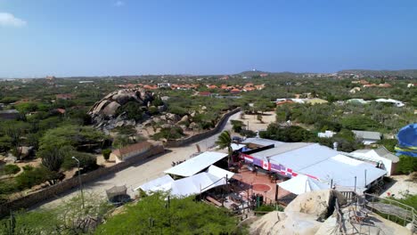 Ayo-Felsformation-Auf-Aruba-Mit-Wehender-Aruba-Flagge