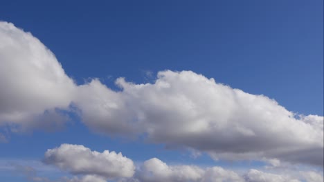 cielo azul nubes blancas. nubes puffy fluffy blancas. nube cúmulo scape lapso de tiempo. verano cielo azul lapso de tempo. dramático majestuoso increíble cielo azul. nubes blancos suaves se forman. nubes fondo lapso de time
