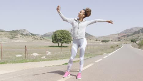 Junge-Frau,-Die-Während-Des-Trainings-Ein-Foto-Macht