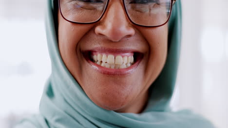 Islamische-Frau-Und-Zahngesundheitsgesicht-Mit-Glücklichem-Gesicht