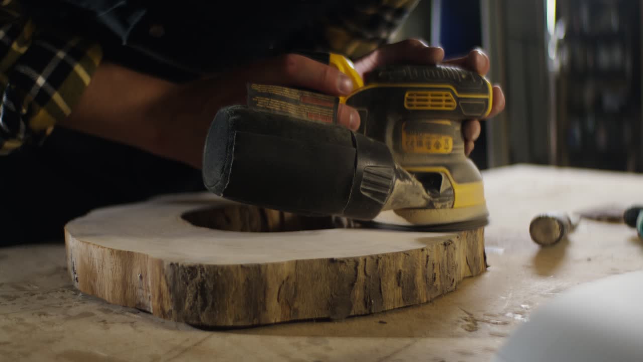 процесс обработки дерева: шлифование ствола дерева