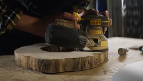 proceso de carpintería: lijado de un tronco de árbol