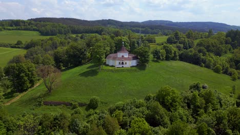 Fe-En-Dios-Hermosa-Vista-Aérea-Superior-Vuelo-Capilla-Redonda-En-La-Colina-De-La-Montaña,-Krumlov-República-Checa-Verano-2023