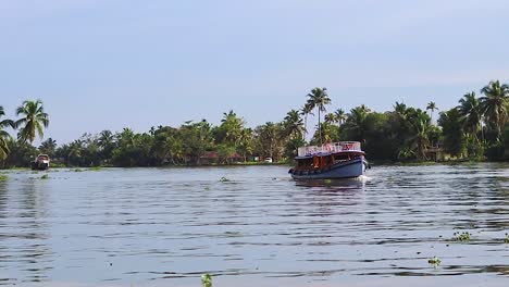 bote de agua corriendo en el remanso del mar con cielo nublado en el video de la mañana tomado en alappuzha o remanso de alleppey kerala india