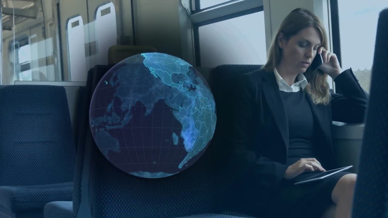 animación de globo azul sobre mujer de negocios en el tren usando teléfono inteligente y tableta