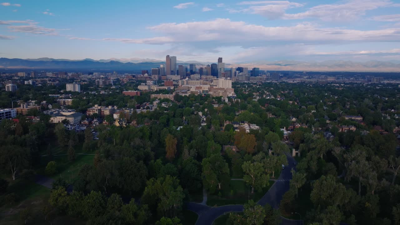 Luce serale sulla skyline di Denver e sui sobborghi circostanti, ripresa aerea panoramica con drone.