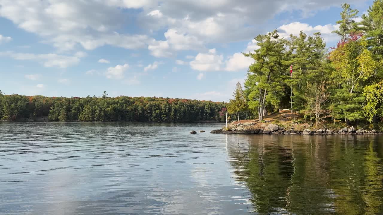Panoramiczne ujęcie linii brzegowej zalesionego jeziora w Muskoka, Ontario, Kanada, widziane z łodzi, ekoturystyka i przygody na świeżym powietrzu