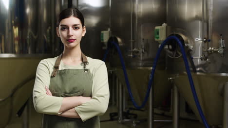 mujer en la cervecería