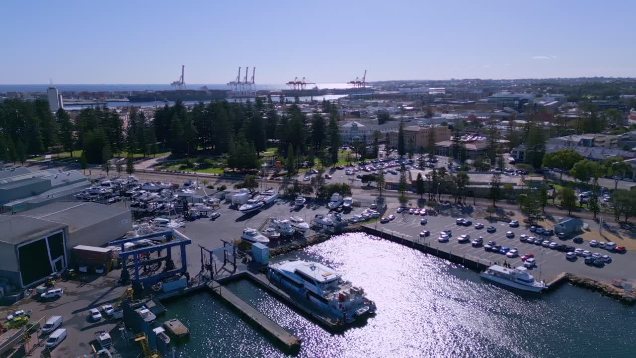 오스트레일리아 퍼스 (perth) 의 도시와 항구를 배경으로 한 프레만틀 보트 마리나 (fremantle boat marina) 의 드론 뷰