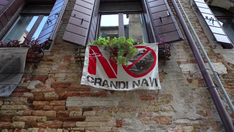 Ventana-Sin-Gran-Bandera-De-Cruceros-En-La-Antigua-Casa-De-Ladrillo-En-Venecia,-Vista-Desde-Abajo