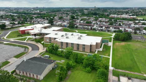 escuela pública en entorno urbano americano