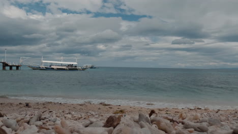 Barcos-Bangka-Amarrados-Frente-A-La-Costa-De-La-Playa-En-Filipinas