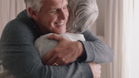 hombre maduro feliz abrazando a su esposa pareja de mediana edad disfrutando de una relación romántica abrazando compartiendo buenas noticias sintiendo alegría 4k imágenes
