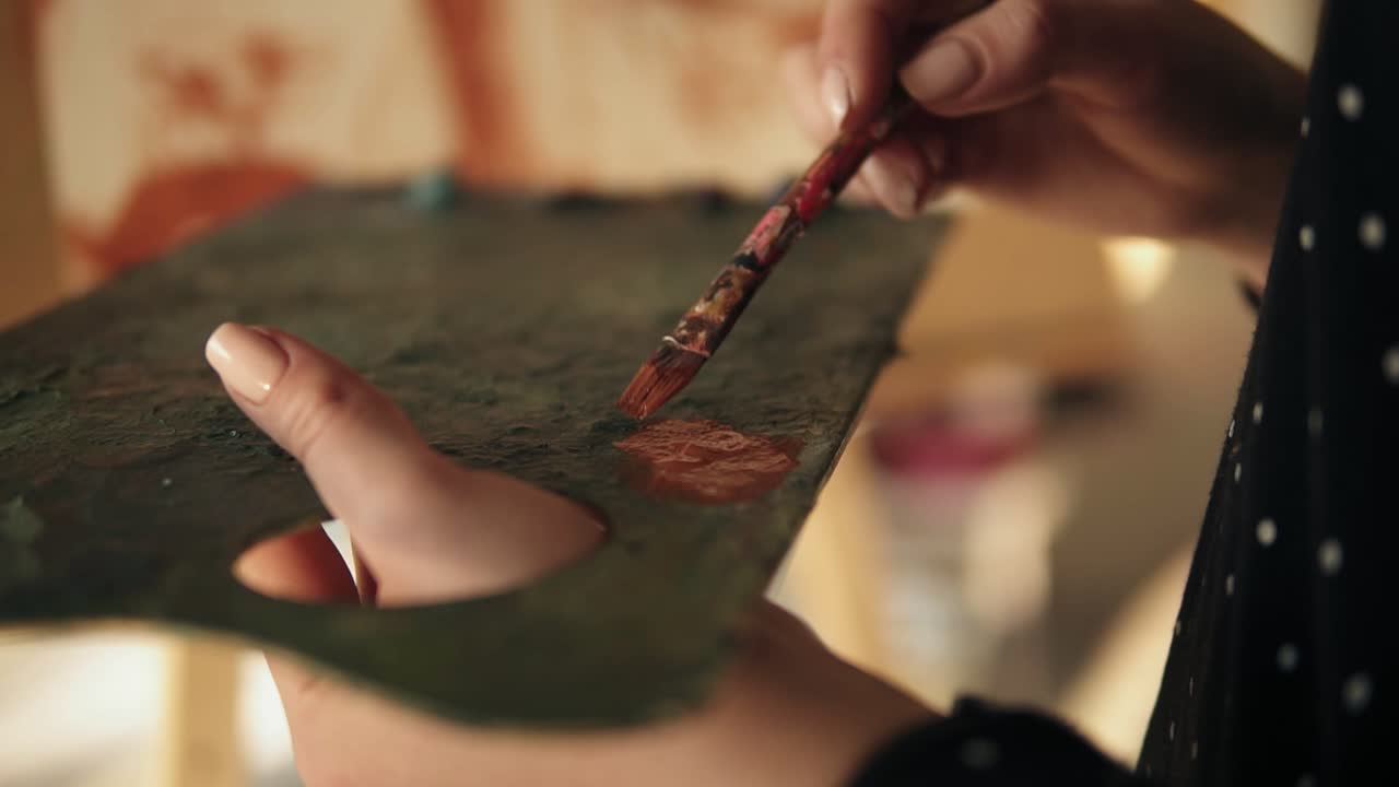 la cámara se enfoca en el altavoz mientras la anciana está escribiendo en la computadora portátil sentada en el escritorio en casa