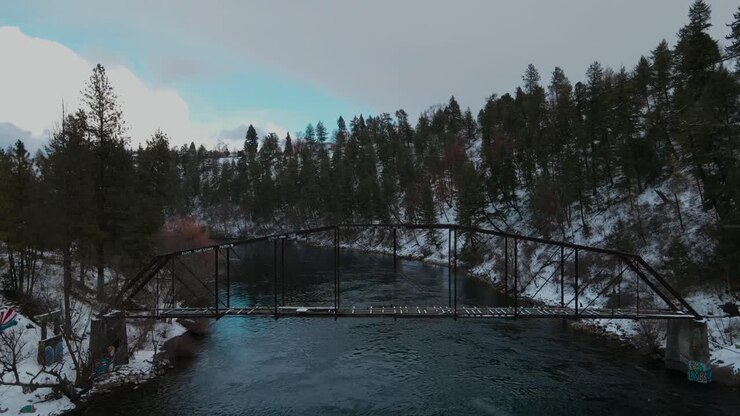 Fiume innevato a Spokane, Washington, il fiume Spokane durante l'inverno su un ponte ferroviario abbandonato proprio vicino a Doomsday Hill.