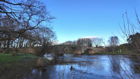 Antiguo-Puente-Histórico-Sobre-El-Río-Suir-En-Kilsheelan-En-Un-Frío-Día-De-Invierno