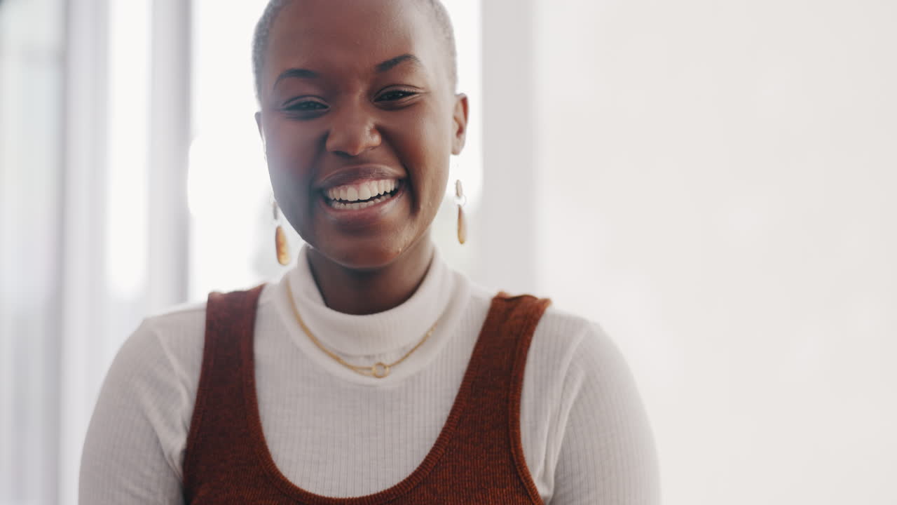 손, 평화의 상징과 흑인 여성의 얼굴