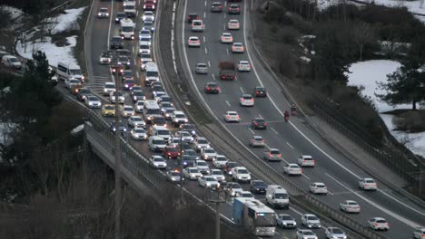 tráfico pesado en una autopista en invierno