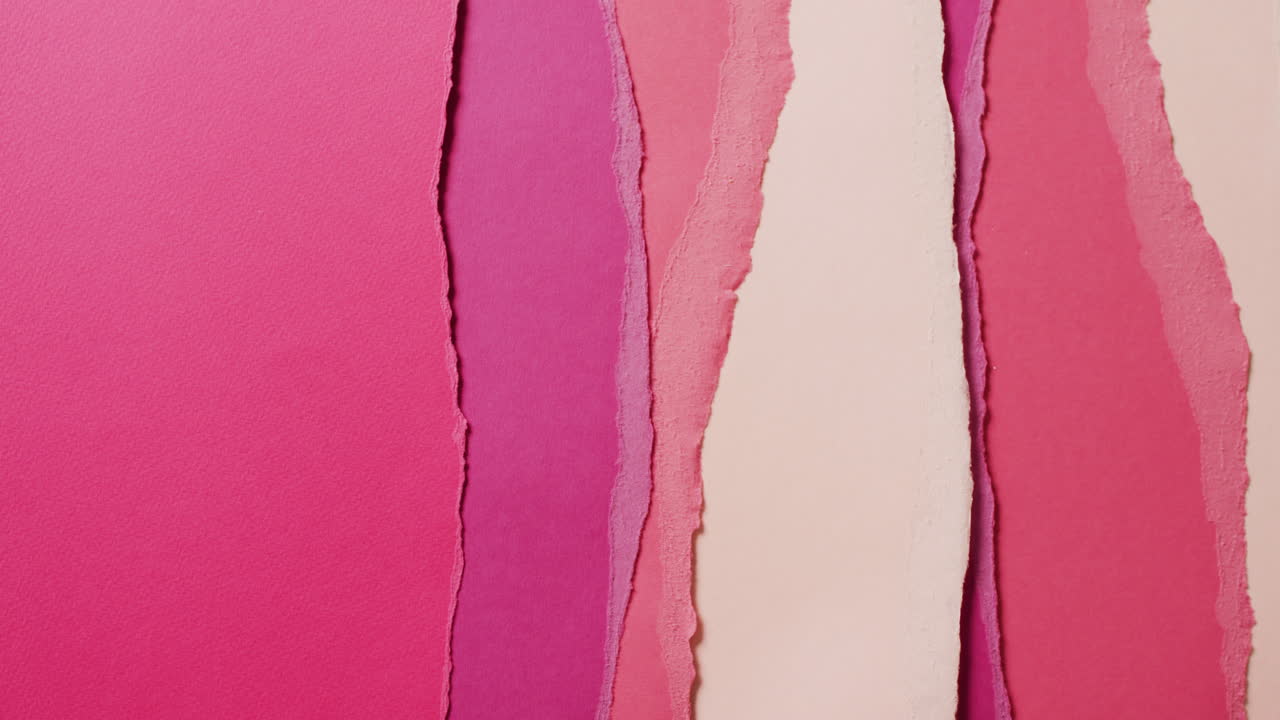video de primer plano de piezas rasgadas de fondo de papel rosa y crema