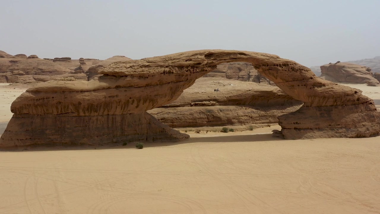 "Arch Rock, Al Ula" Questo video mette in evidenza l'iconica Arch Rock di Al Ula, la sua straordinaria formazione e la bellezza del deserto. Ideale per promozioni turistiche e di avventura.